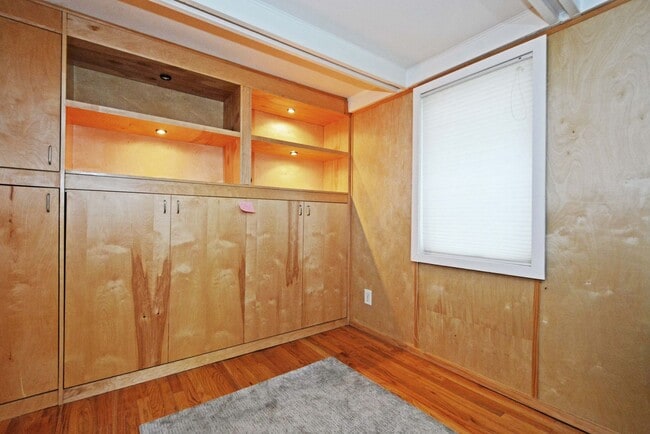 Building Photo - Charming, Furnished 1 Bed + Loft - Great L...