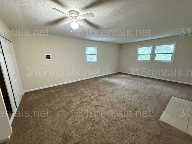 Building Photo - $1100 - 3 bedroom / 1 bathroom - Single Fa...