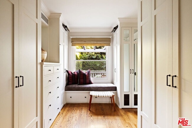 Building Photo - 1438 N Orange Grove Ave