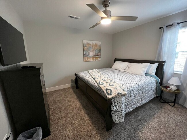 Building Photo - Fully Furnished rental with excellent central location in North cincinnati Suburbs