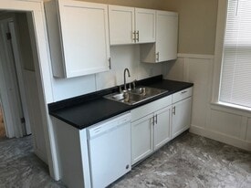 Building Photo - 694 6th St E