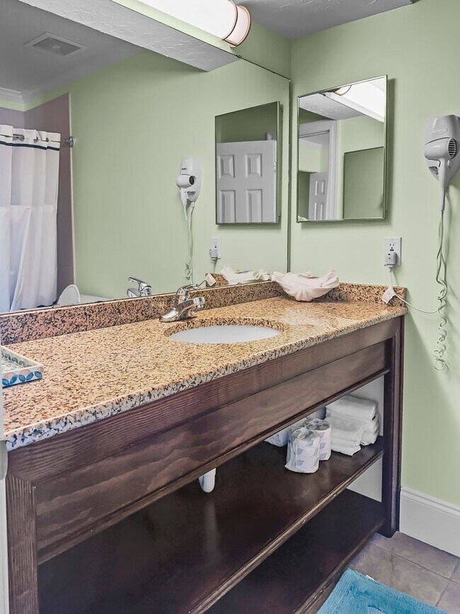 Building Photo - Amazing 3-Bed Condo with HUGE porch on the beach