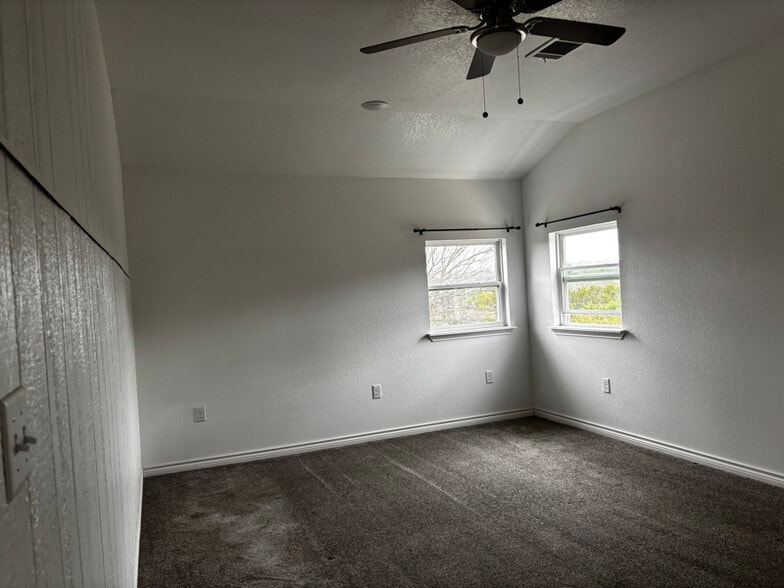 Building Photo - 240 Country Club Rd