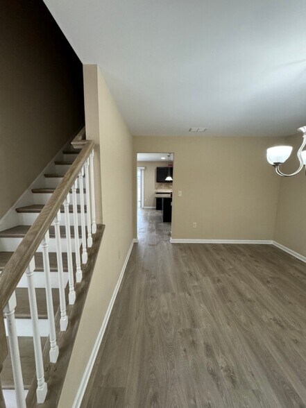 Building Photo - 1620 Shire Village Dr
