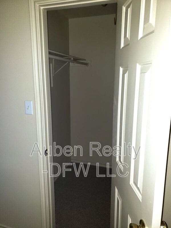 Building Photo - 114 Honey Bee Dr