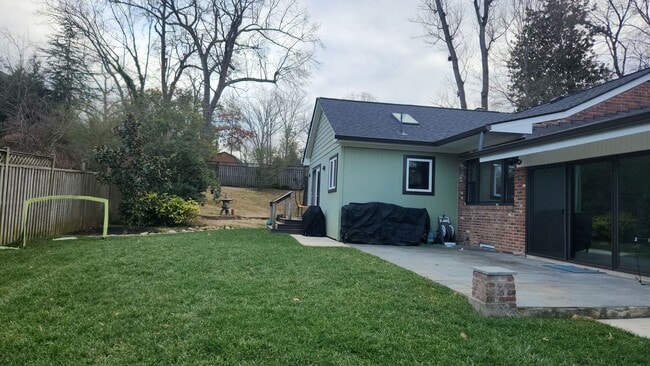 Building Photo - Beautiful Ft Hunt Area Home