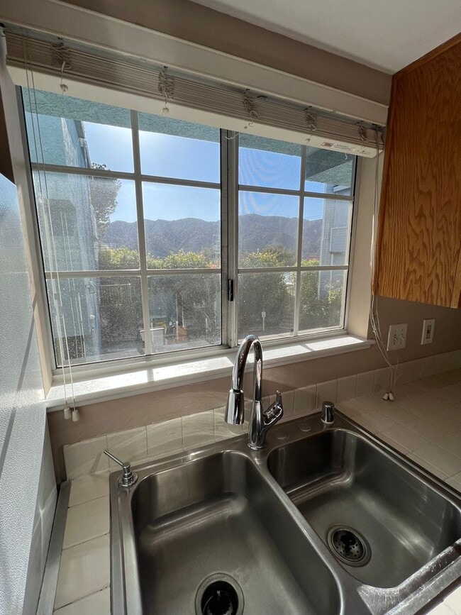 Building Photo - 2 bed / 2 bath two story in prime La Cresc...