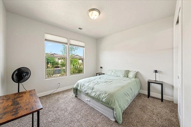 Building Photo - Bright and Spacious 3 Bedroom Home in Wash...