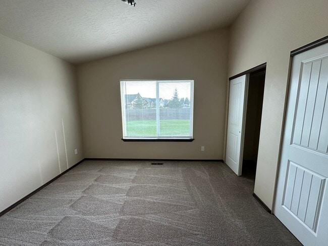 Building Photo - 3/2 Radiant Lake Home