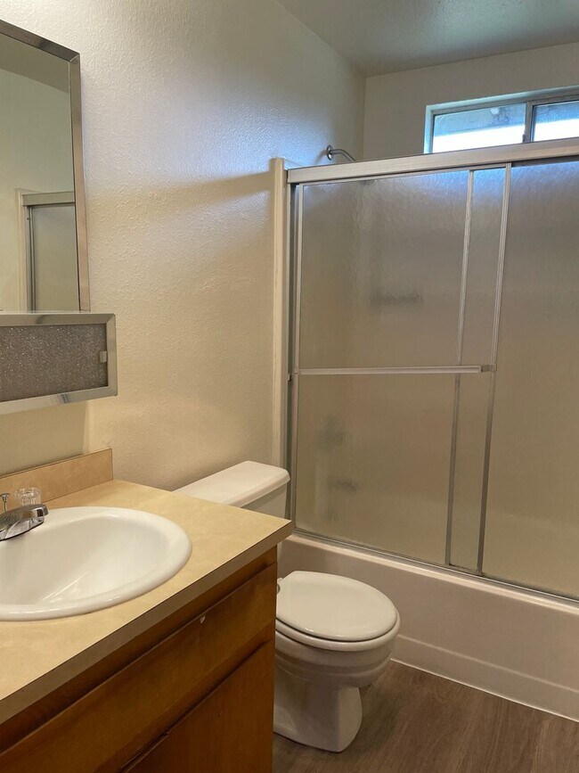 Building Photo - Very Nice 2 Bedroom 2 Bath Townhome