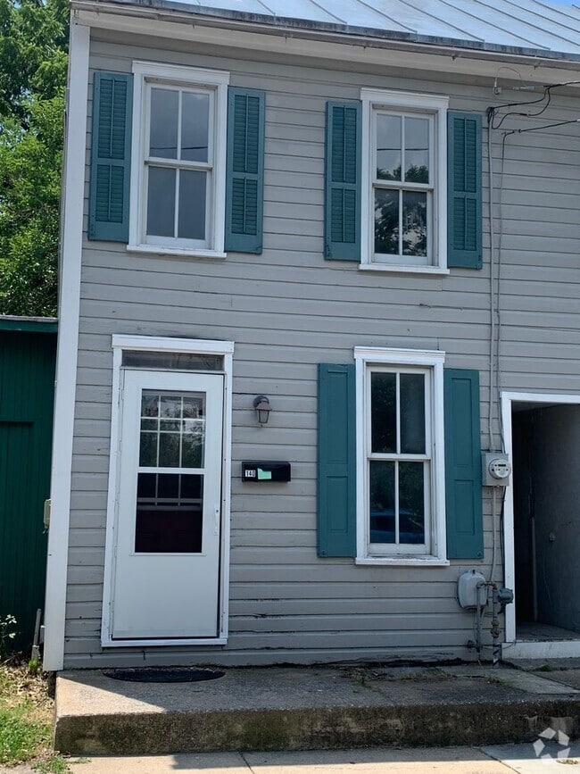 Building Photo - 140-140 E St