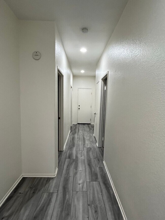 Building Photo - 3 bedroom 2 bath home with large yard available in Adelanto!