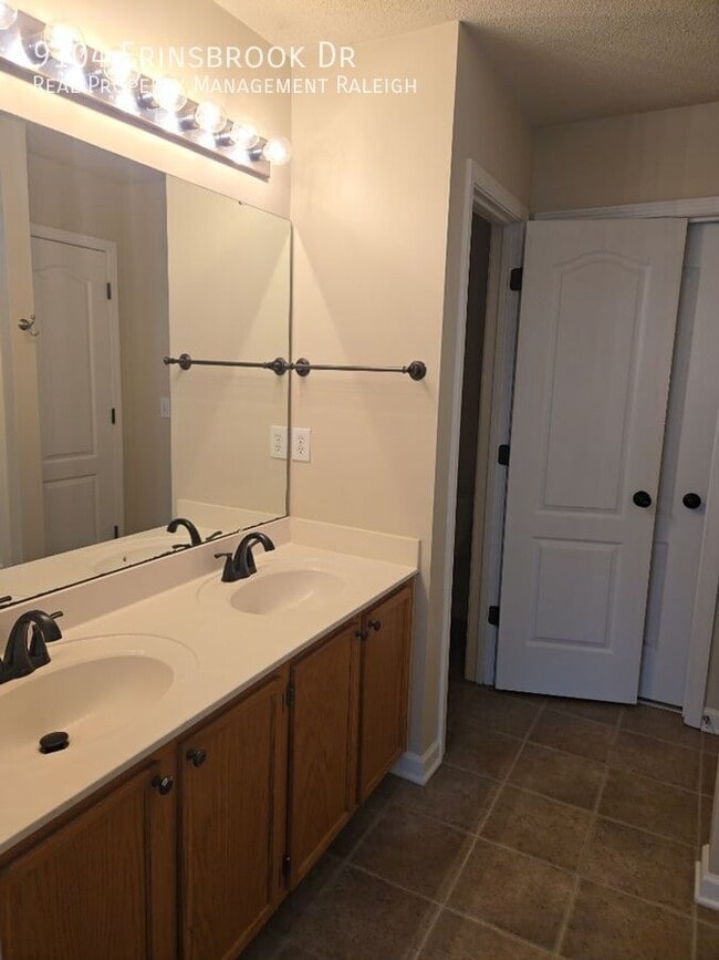 Building Photo - 9104 Erinsbrook Dr