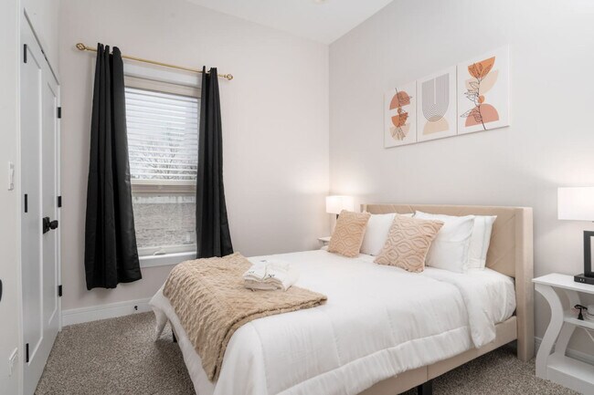 Building Photo - 3723 S Giles Ave