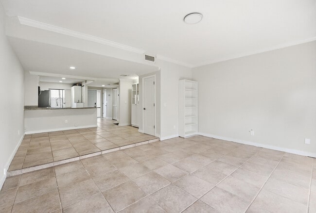 Building Photo - 642 NE 195th St