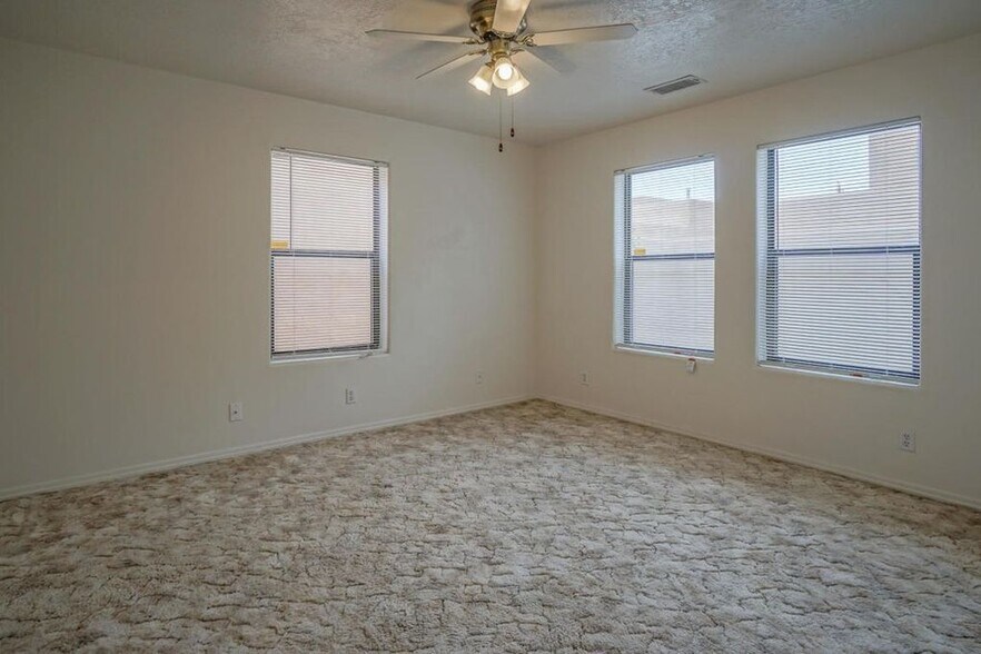Building Photo - 609 Avenida Montoya NE