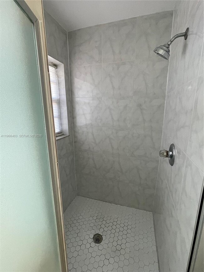 Building Photo - 703 NE 195th St