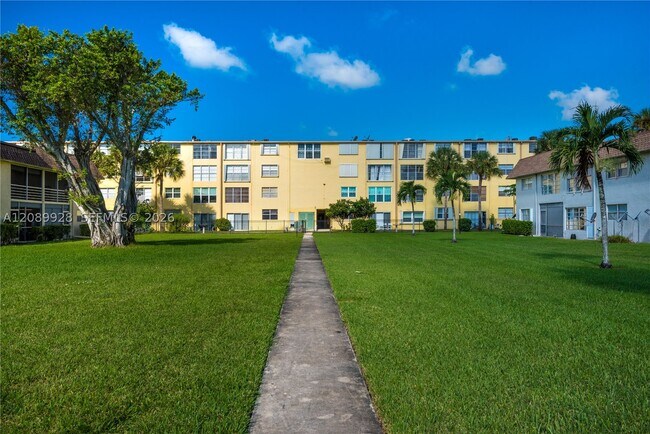 Building Photo - 9949 SW Sandalfoot Blvd