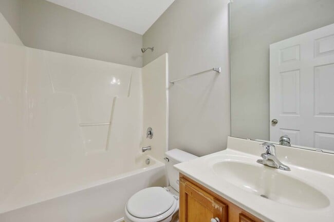 Building Photo - End Unit Townhome in Great Location!
