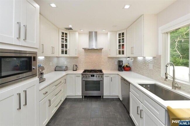 Building Photo - 40-05 Brookside Ave