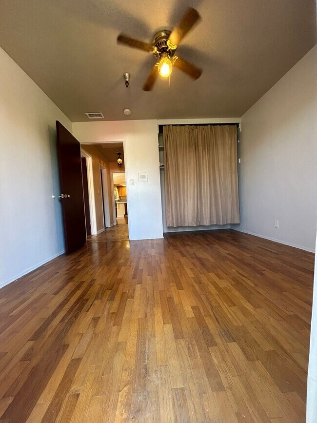 Building Photo - Cozy 2-Bedroom Duplex with Fireplace & Sunroom in Vista – Don’t Miss Out!