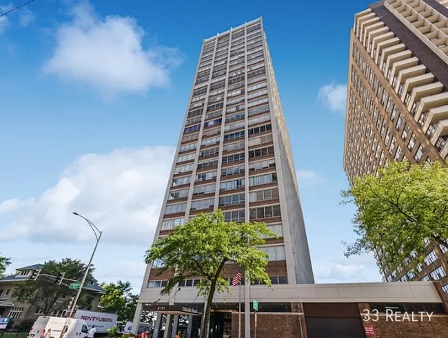 Building Photo - 6171 N Sheridan Rd