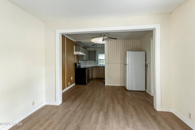 Building Photo - 2722 E 6th St