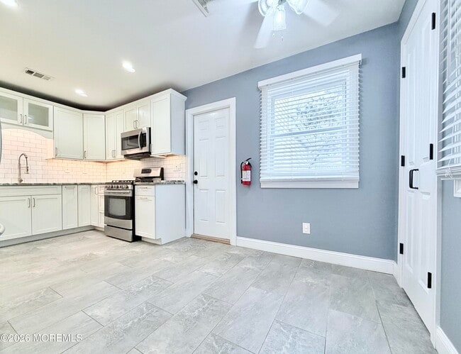 Building Photo - 7 Longfellow Ct