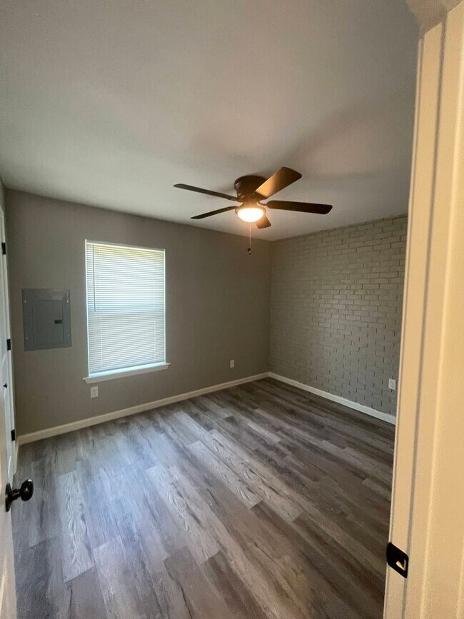 Building Photo - 523 E Main St