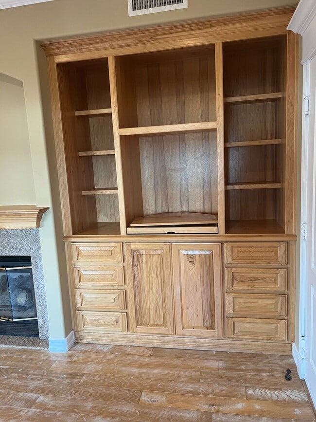 Building Photo - Custom home 1 block to ocean