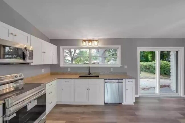 Building Photo - 360 Chicago Ave