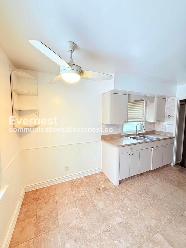 Building Photo - 3 Bed/2 Bath Home with Fenced Yard / Pet-Friendly / Vouchers Accepted / Available Now!