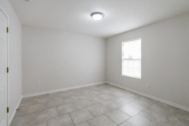 Building Photo - 525 Military Dr