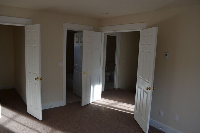 Building Photo - Oak Street Duplex