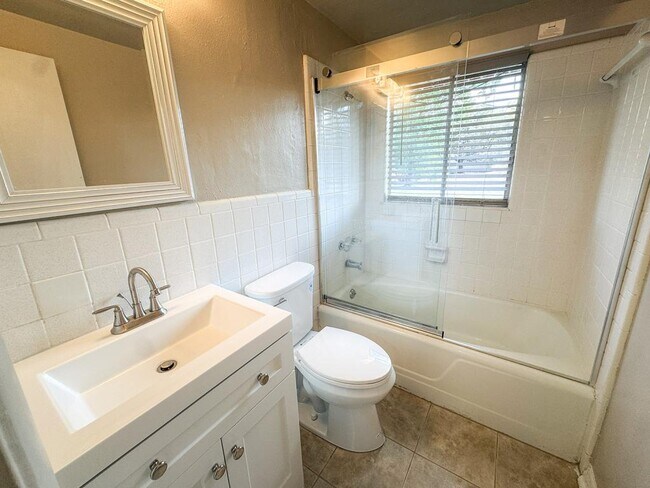 Building Photo - 305 Larkspur St