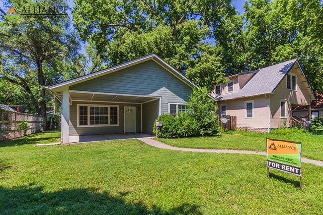 Building Photo - All appliances included, washer/dryer hookups!