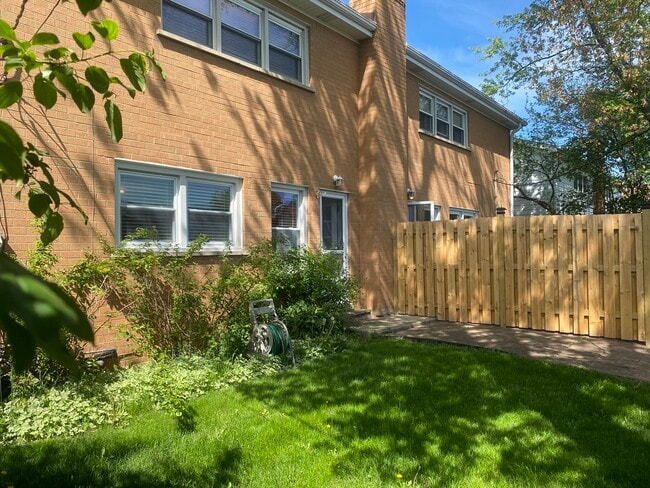 Building Photo - 419 E Valley Ln