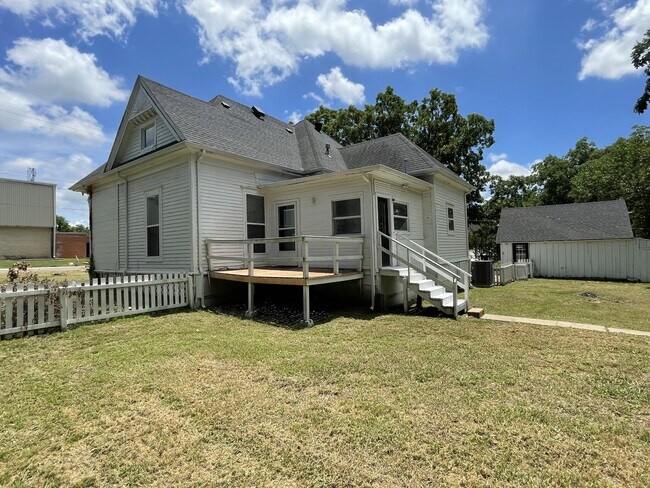 Building Photo - 312 N College St