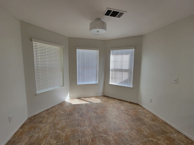 Building Photo - *Wait list full- Currently not accepting applications* 3 Bedroom 2 Bathroom in NW Visalia with Ya...