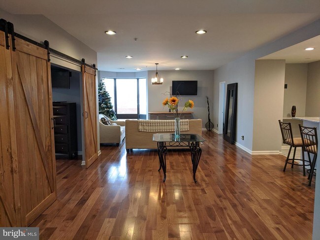 Building Photo - 10 E Lee St