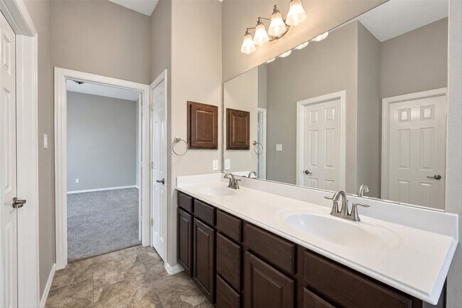 Building Photo - 42 Black Swan Ct