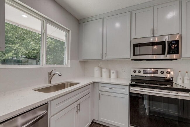 Building Photo - 1512 Luray Dr