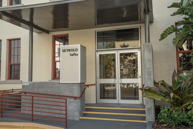 Building Photo - Beautiful 2 bedroom/2 bathroom loft with exposed brick, steel beams and hand scrapped wood floors.