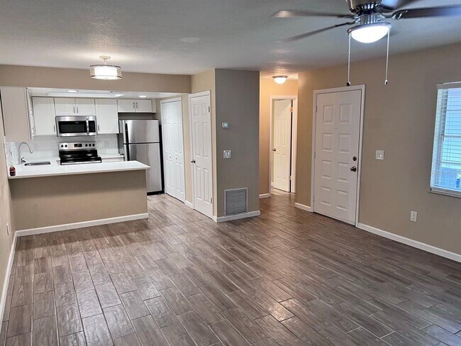 Building Photo - 162 Windtree Ln