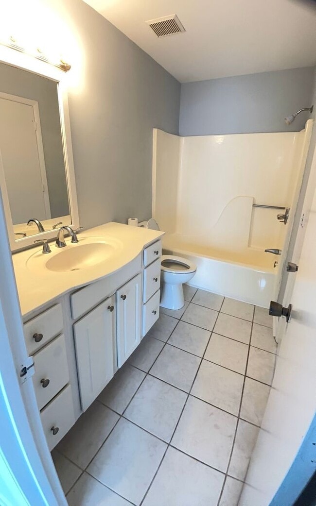 Building Photo - Very cute 2 bedroom/2 bath unfurnished condo