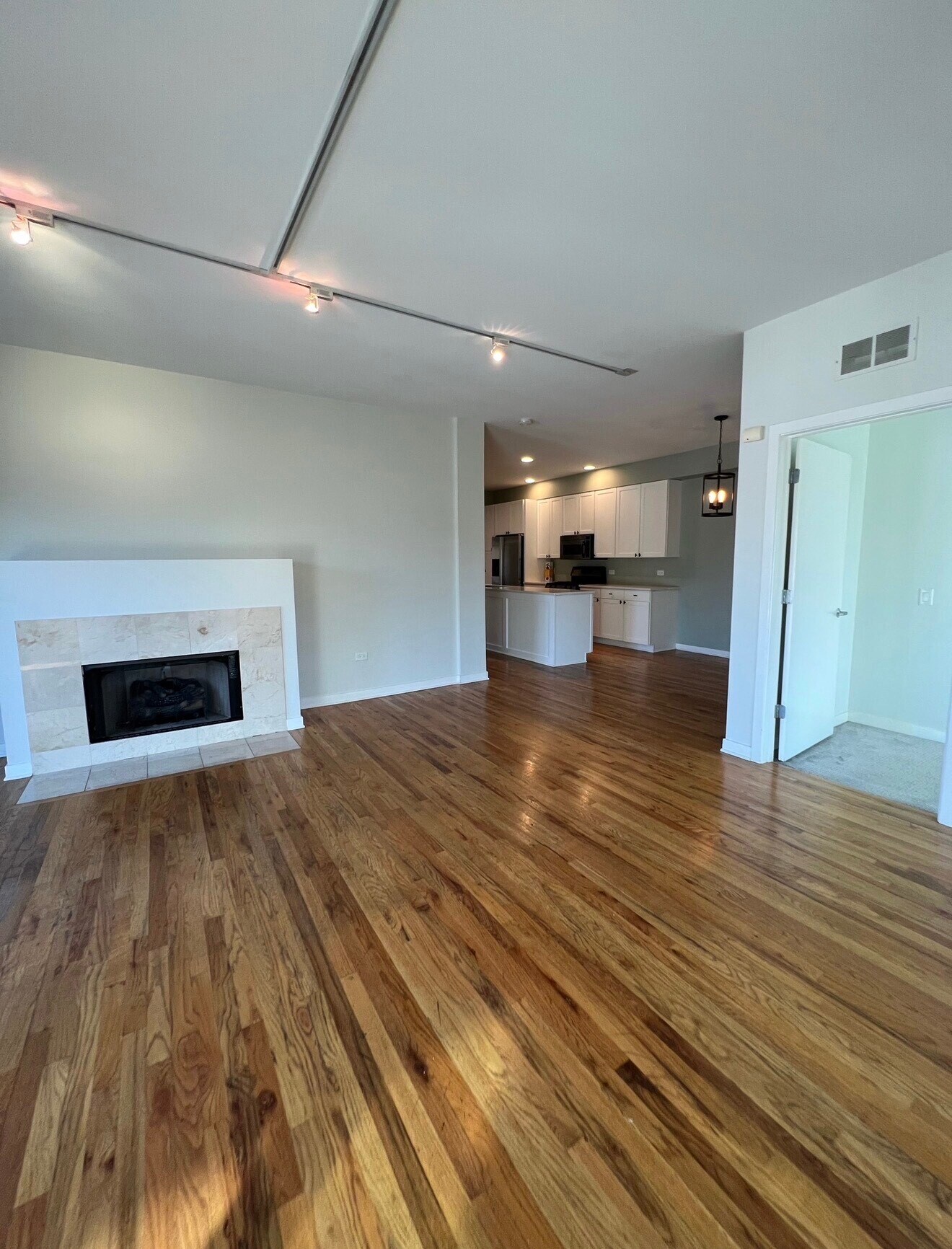 Building Photo - 912 W Chicago Ave