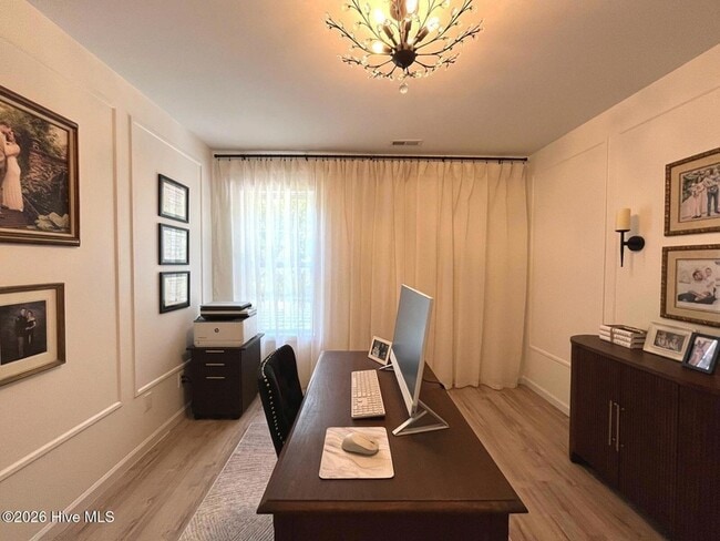 Building Photo - 561 Thorncliff Dr