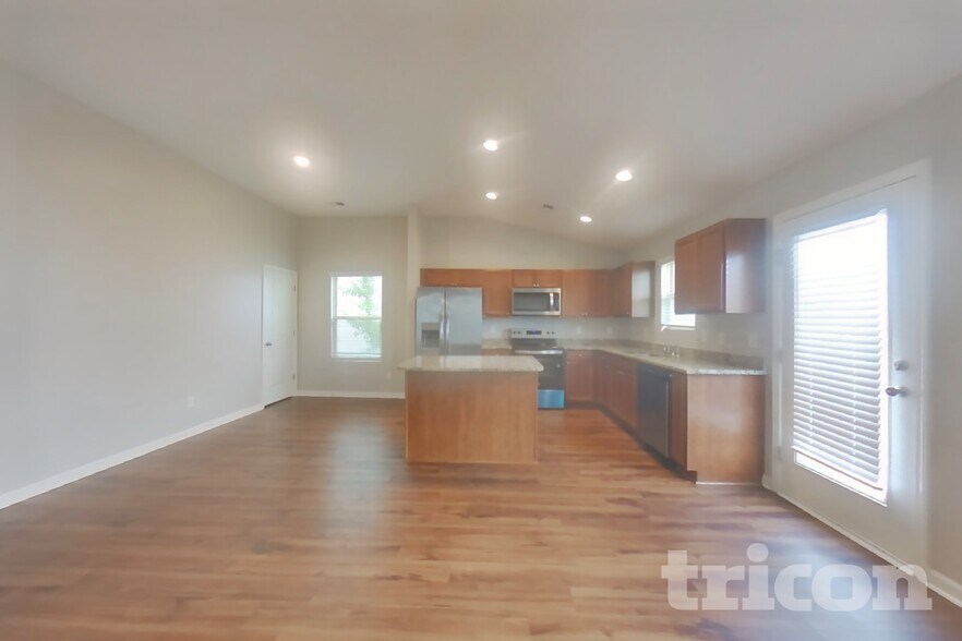 Building Photo - 711 Tallaran Rd
