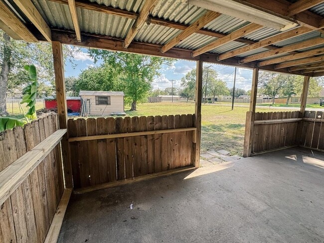 Building Photo - 305 Larkspur St