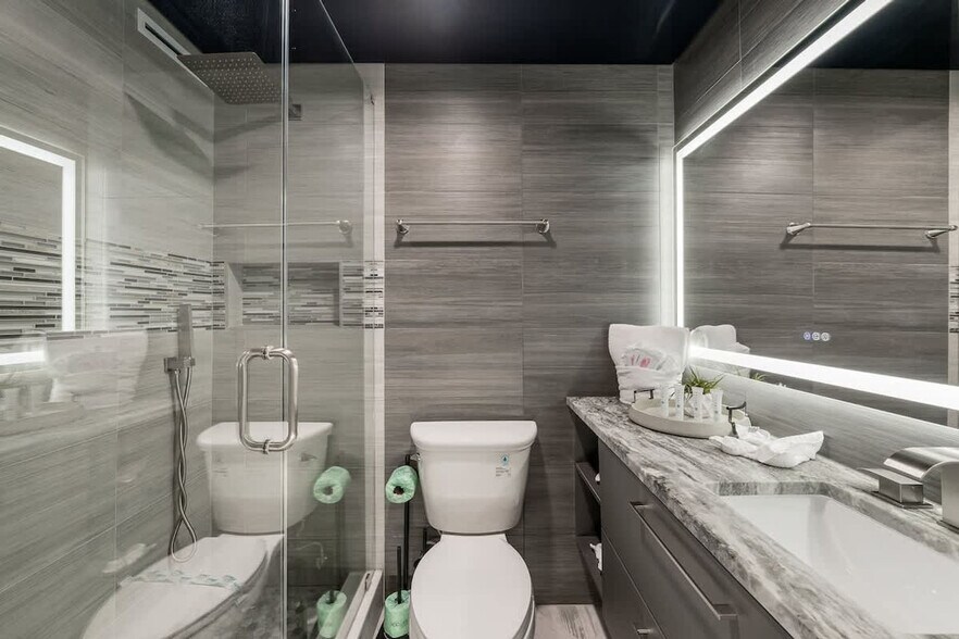 Building Photo - 8743 Thomas Dr